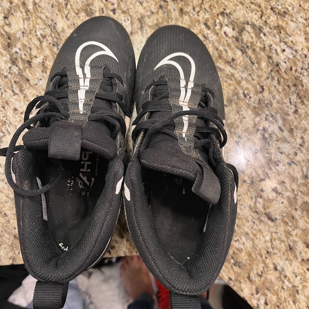 Youth 6.5 football cleats good used condition